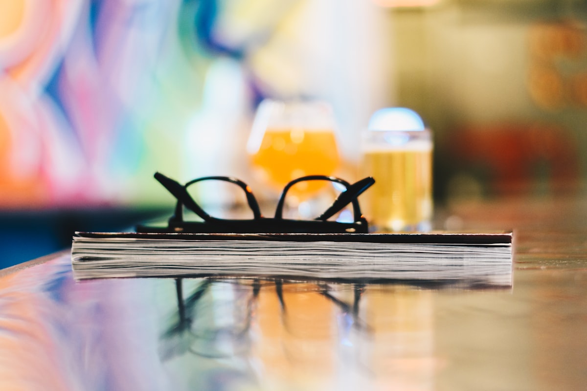 Occhiali da vista appoggiati su un menu al tavolo di un locale