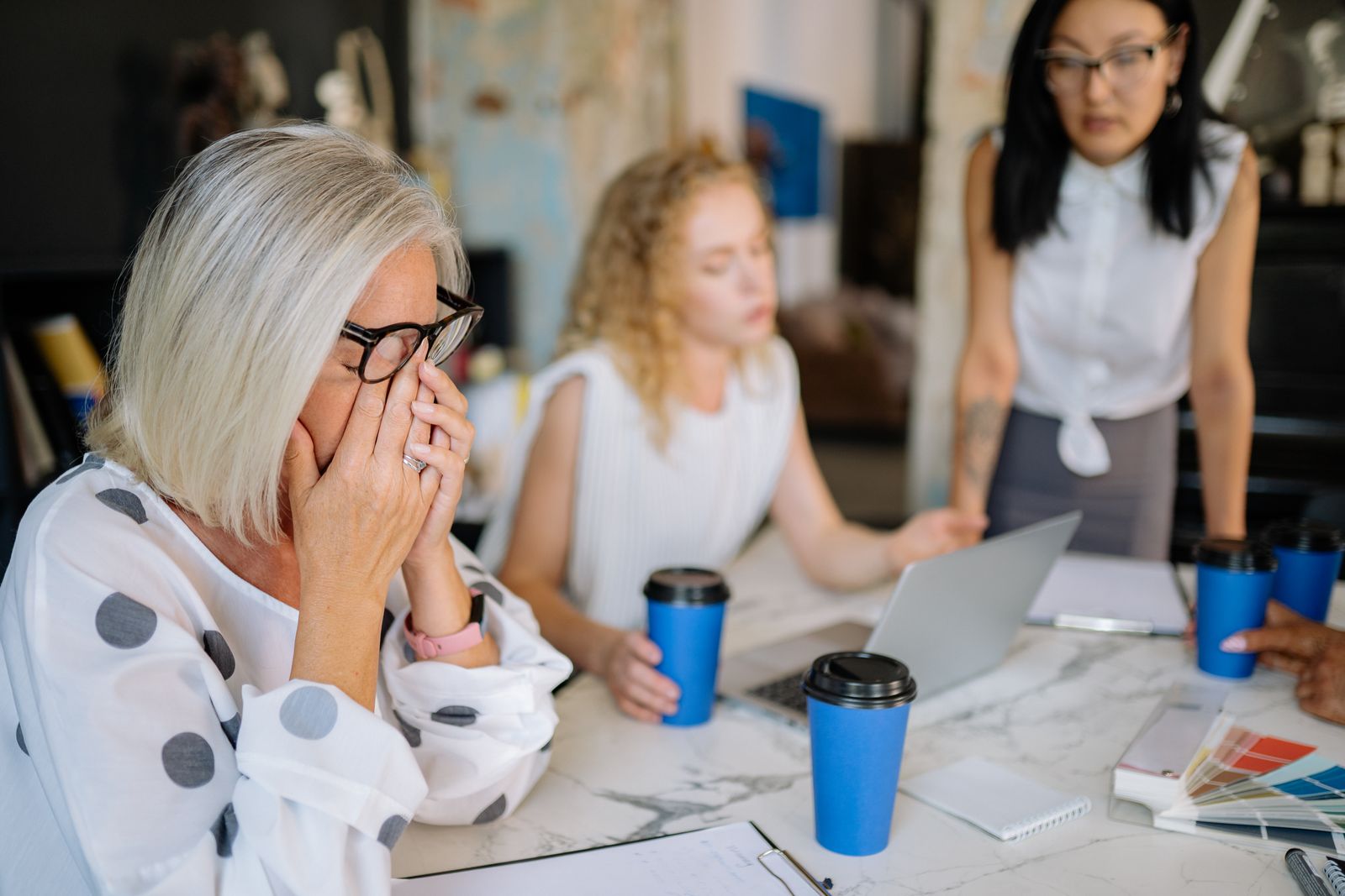 Professionista stanca si strofina gli occhi durante il lavoro al computer