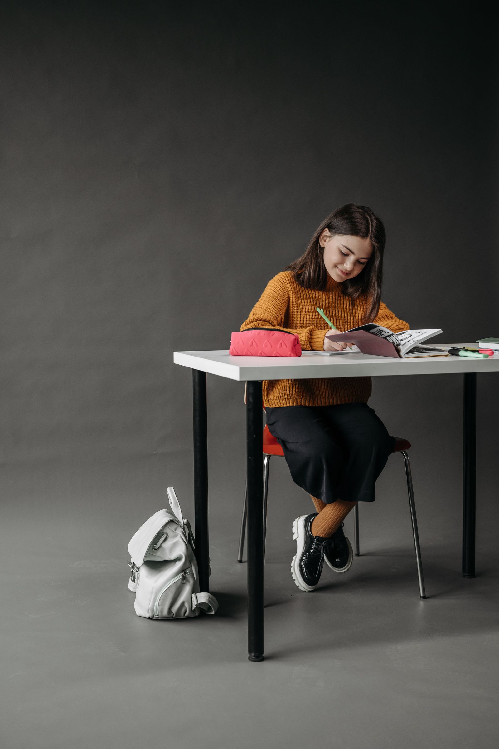 Bambina durante i compiti: fatica visiva e scuola