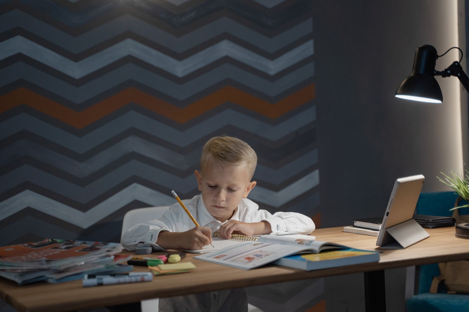Bambino alla scrivania durante i compiti