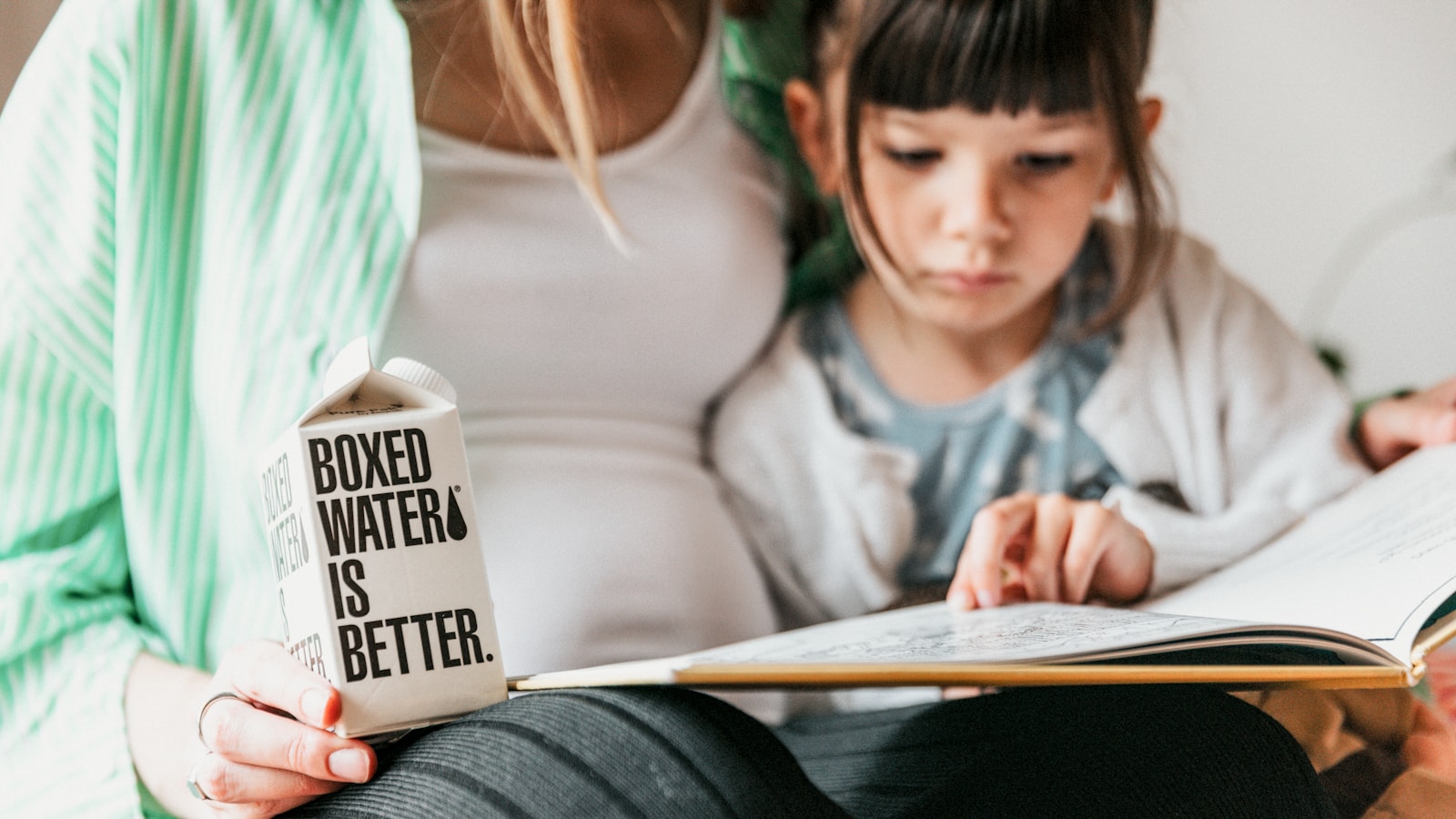 Adulto e bambino leggono insieme un libro