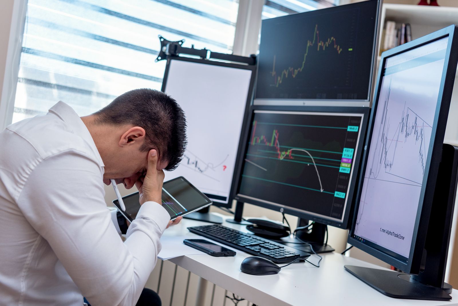 Professionista affaticato davanti a monitor durante il lavoro