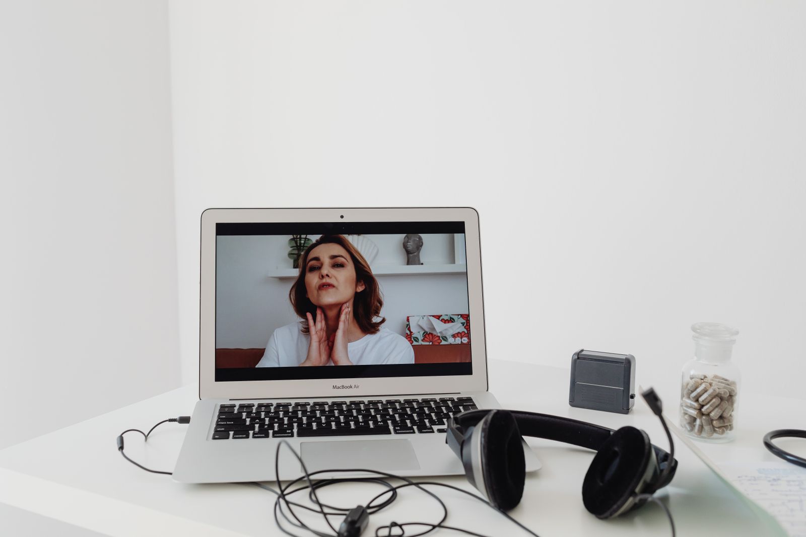 Persona partecipa a una consulenza professionale online attraverso il computer portatile
