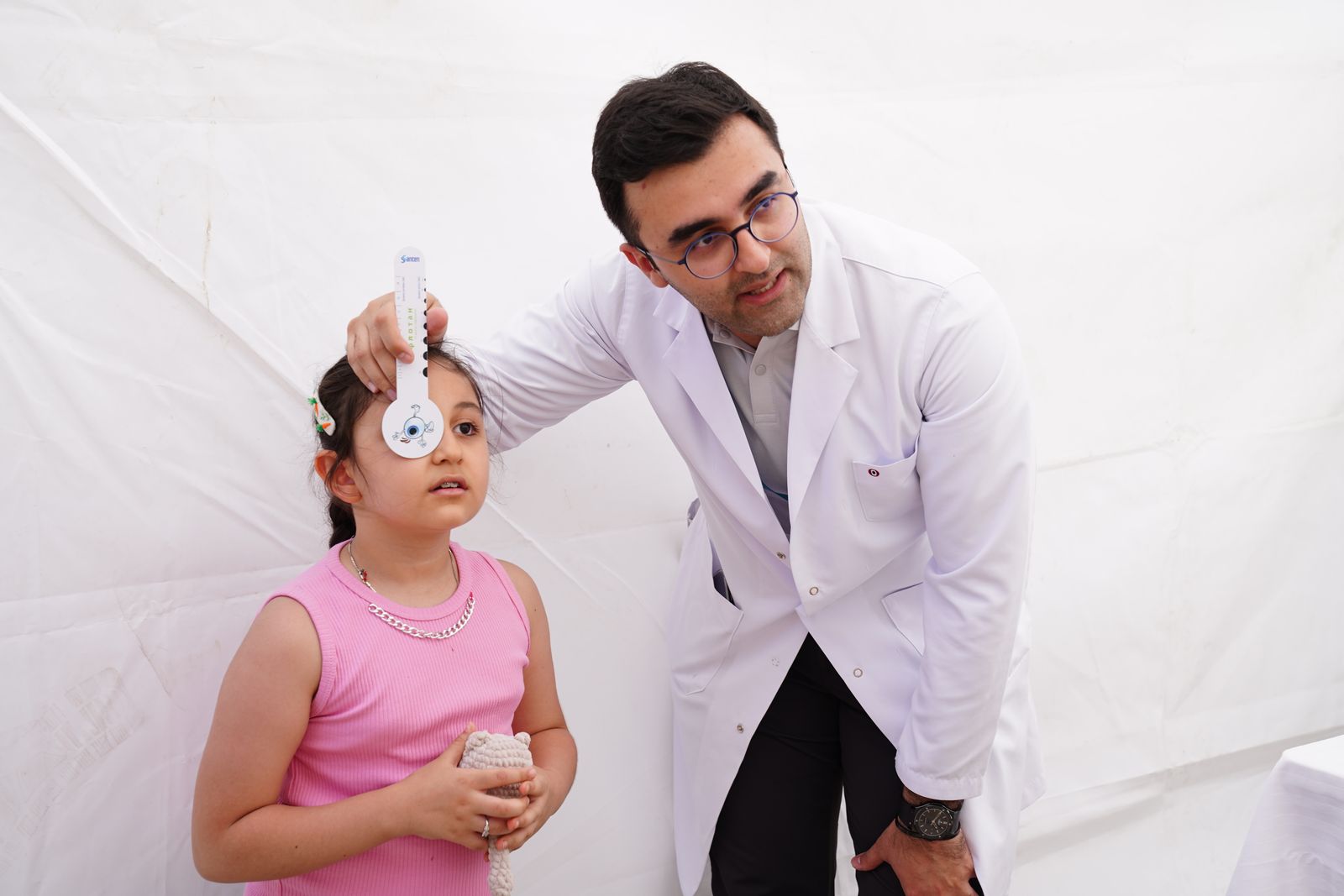 Bambina durante un controllo della miopia con professionista della visione