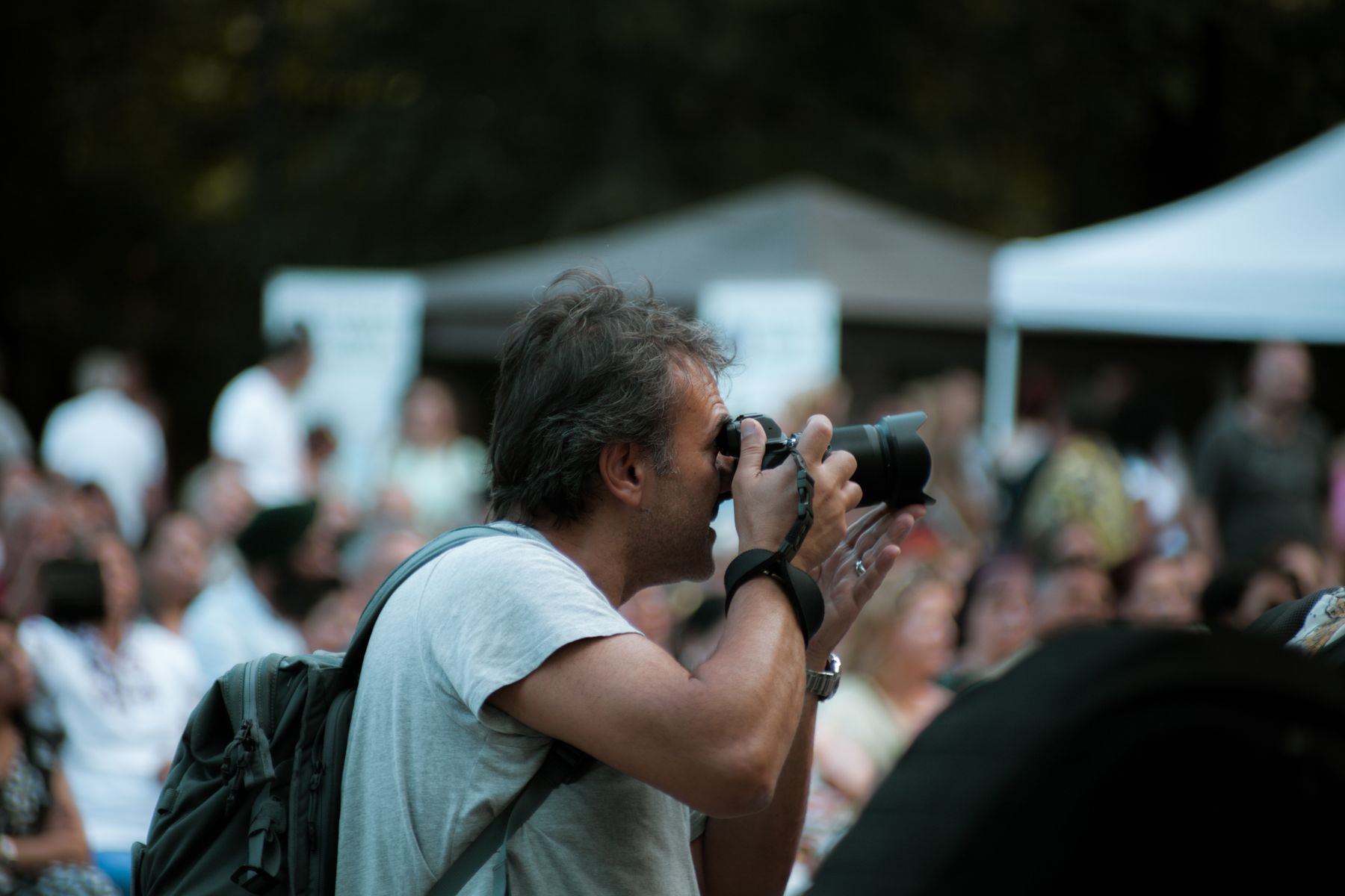 Fotografo usa un occhio nel mirino della macchina fotografica