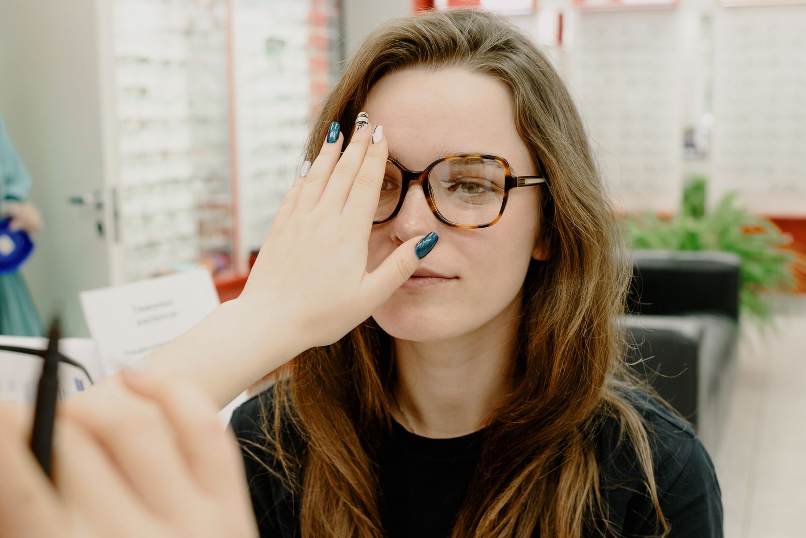 Donna sottoposta alla copertura di un occhio durante un test dell'allineamento