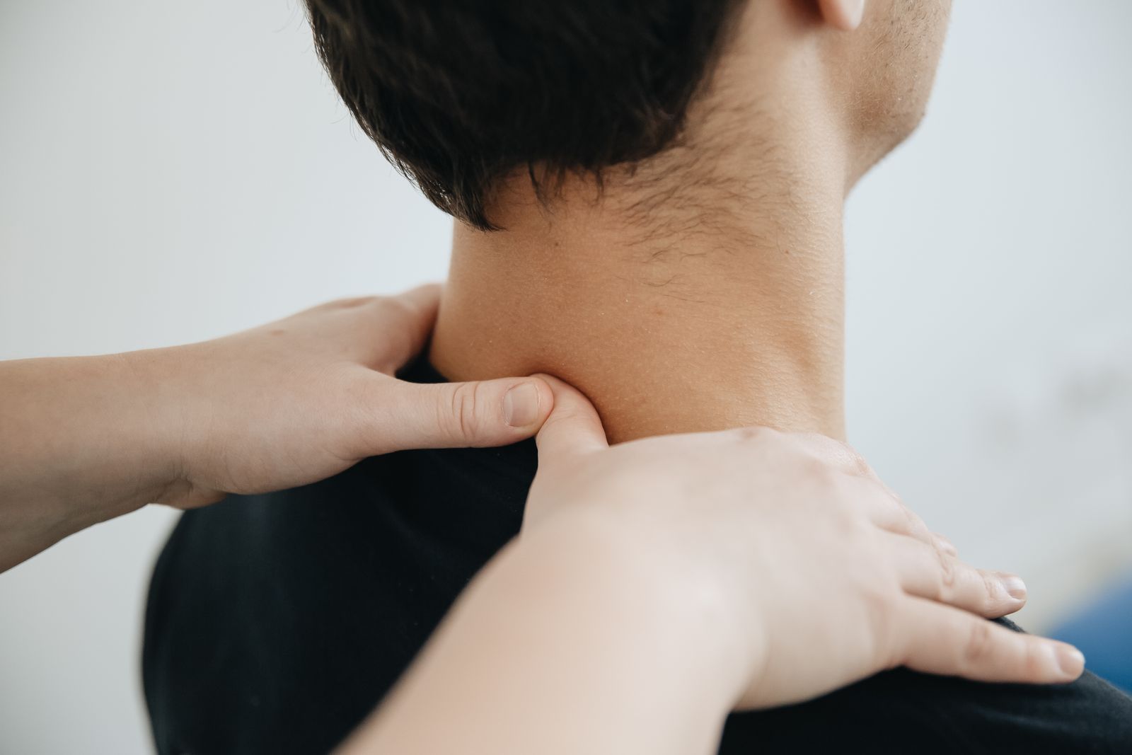 Terapista che esegue un trattamento manuale sul collo di un paziente