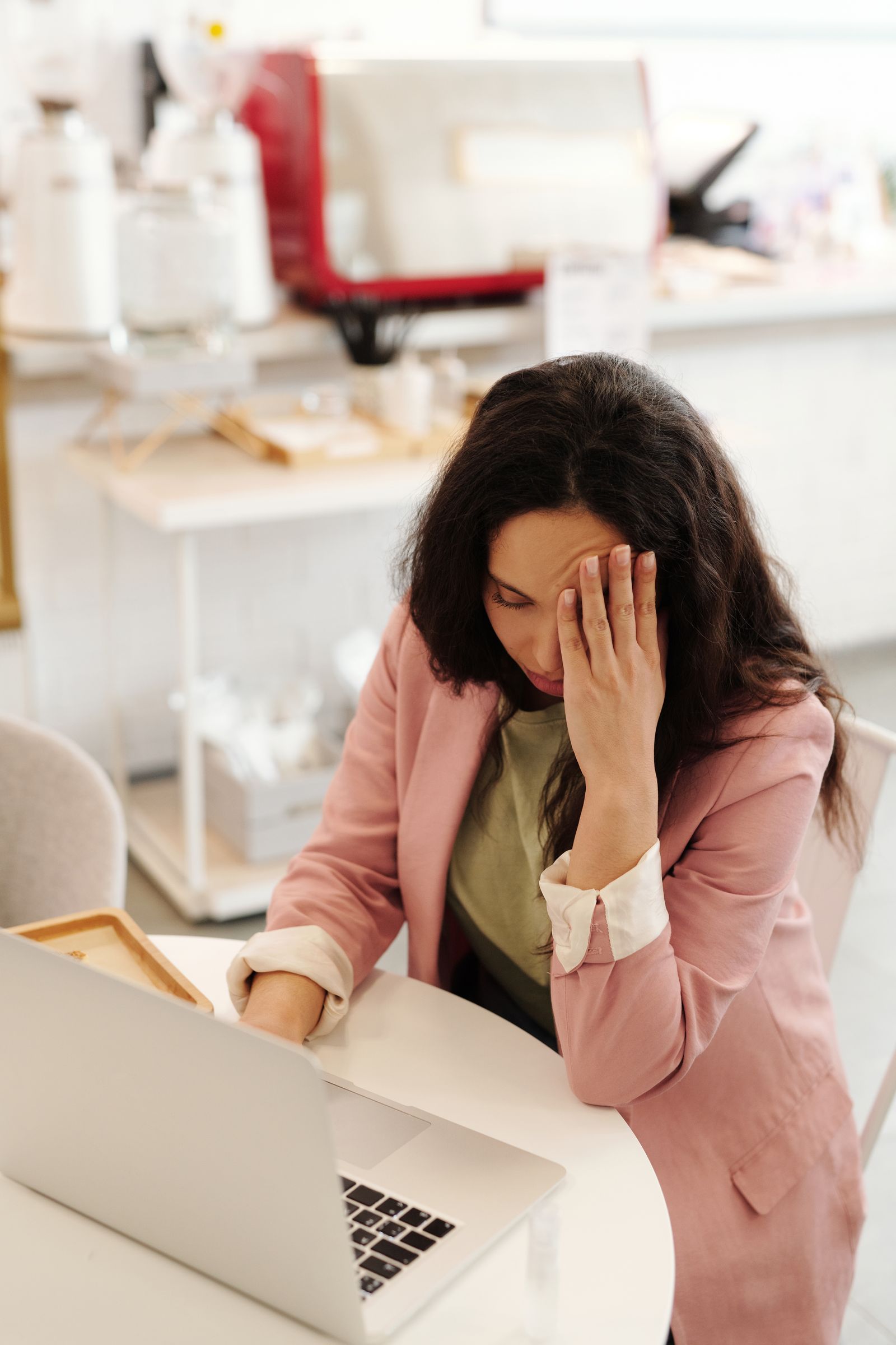 Donna interrompe il lavoro al laptop per nausea e disagio davanti allo schermo