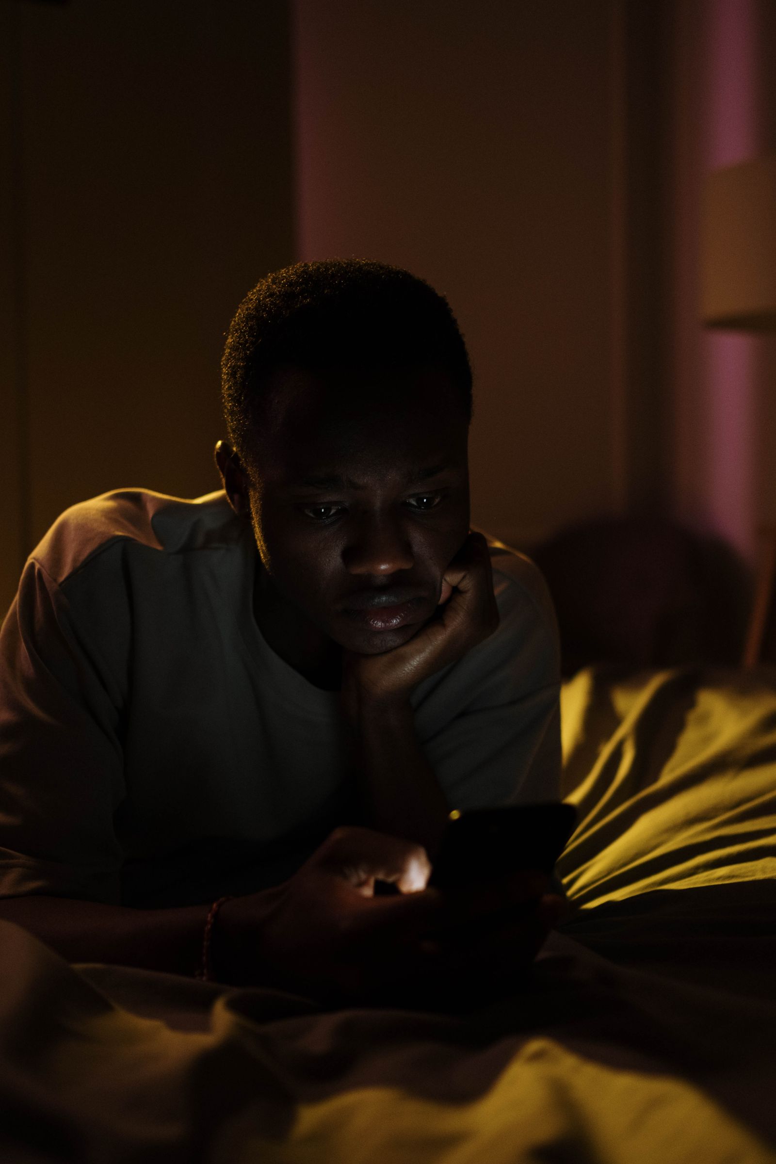 Persona che usa il telefono a letto durante la notte