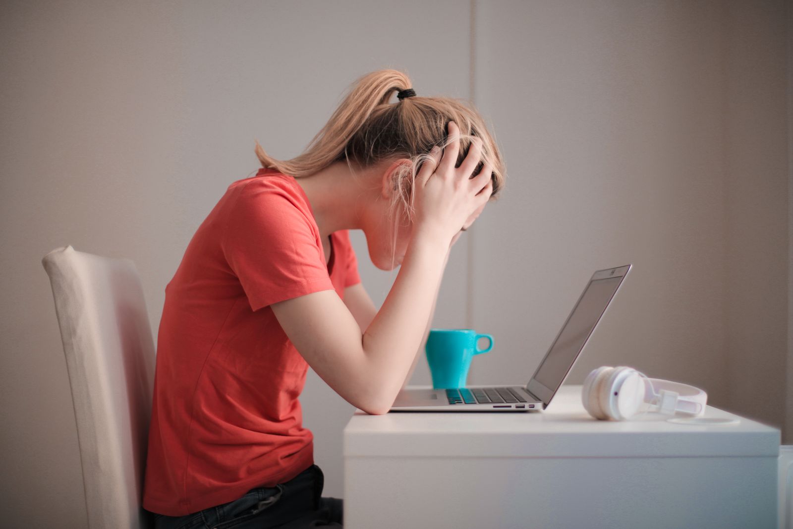 Donna affaticata davanti al computer alla fine della giornata