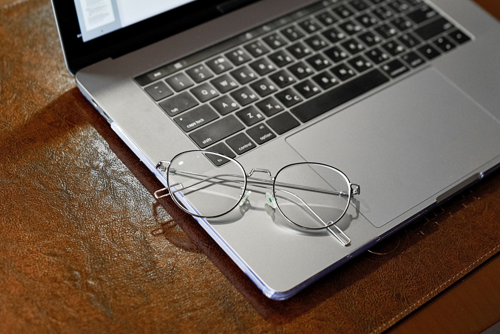 Occhiali da vista appoggiati sul computer durante un acquisto online