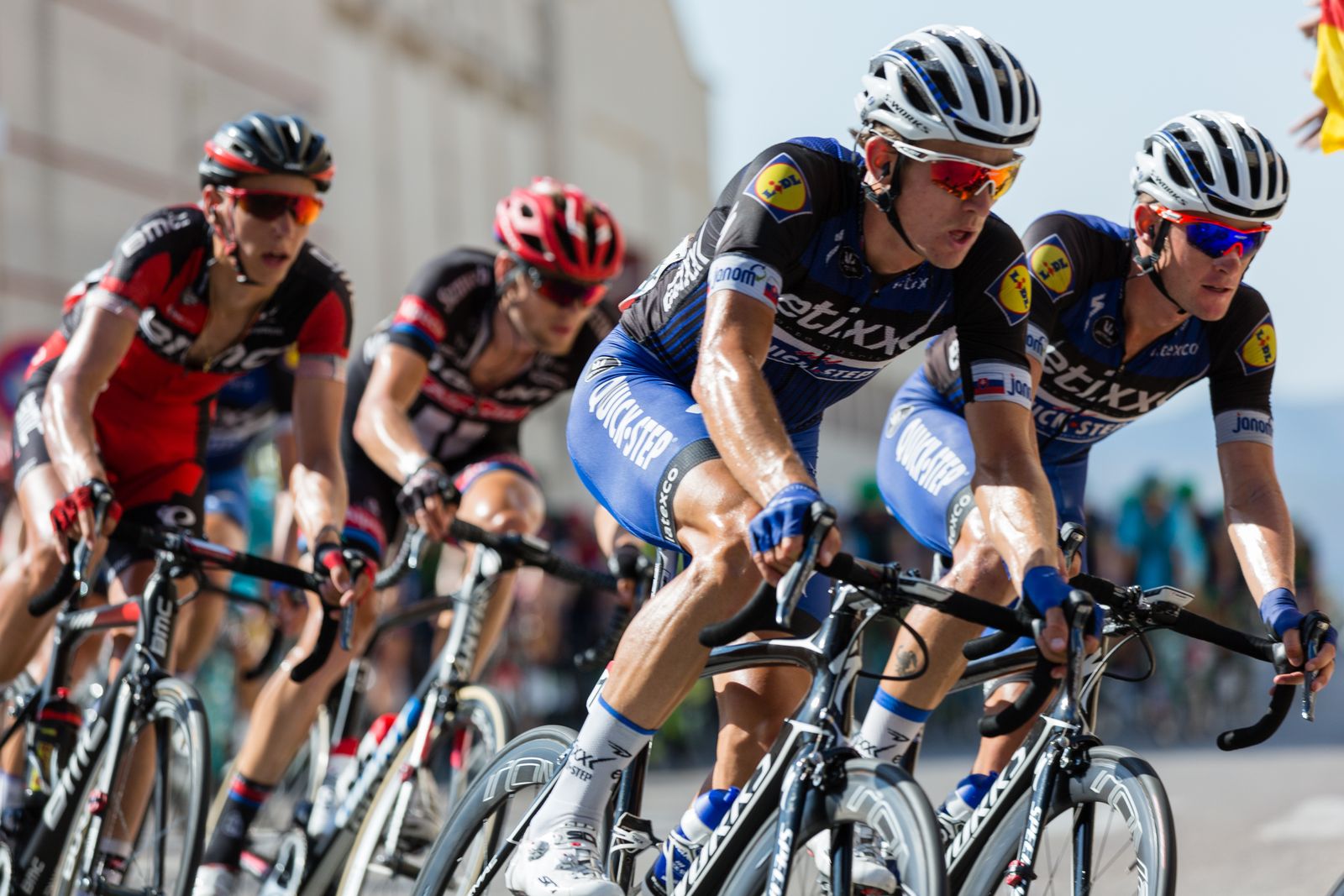 Ciclisti con occhiali sportivi durante una gara su strada