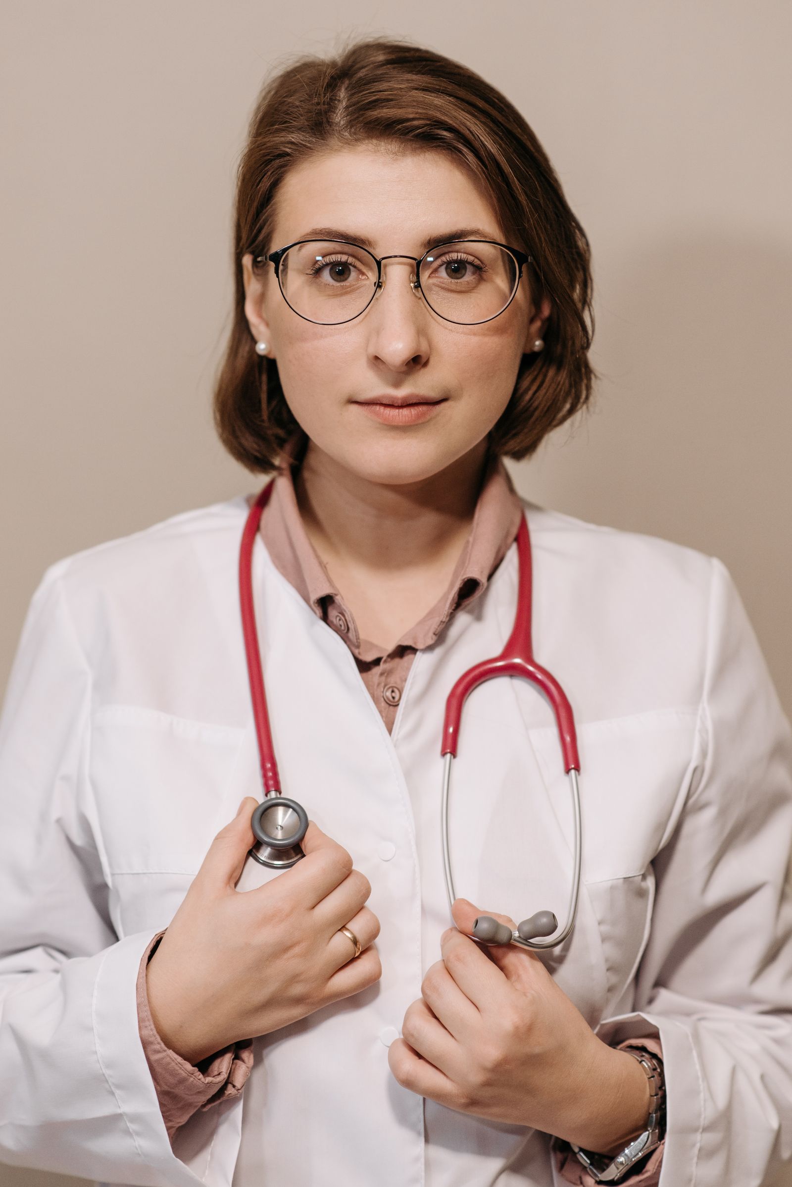 Professionista sanitaria durante una valutazione clinica dei sintomi oculari