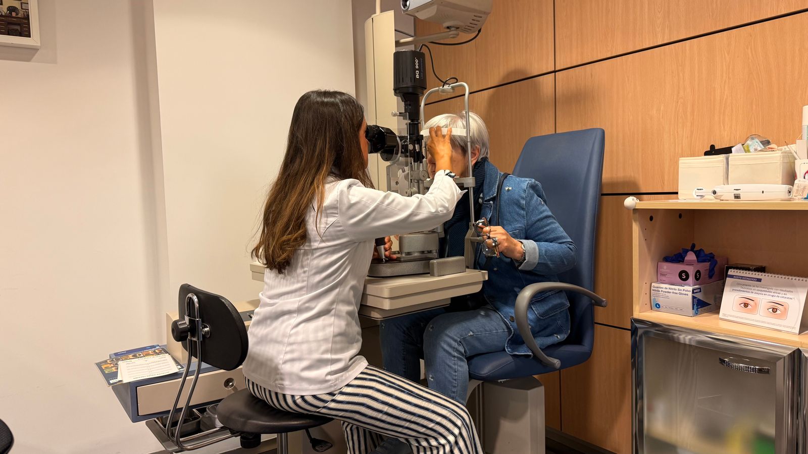 Professionista esegue un esame oculare con strumentazione specialistica