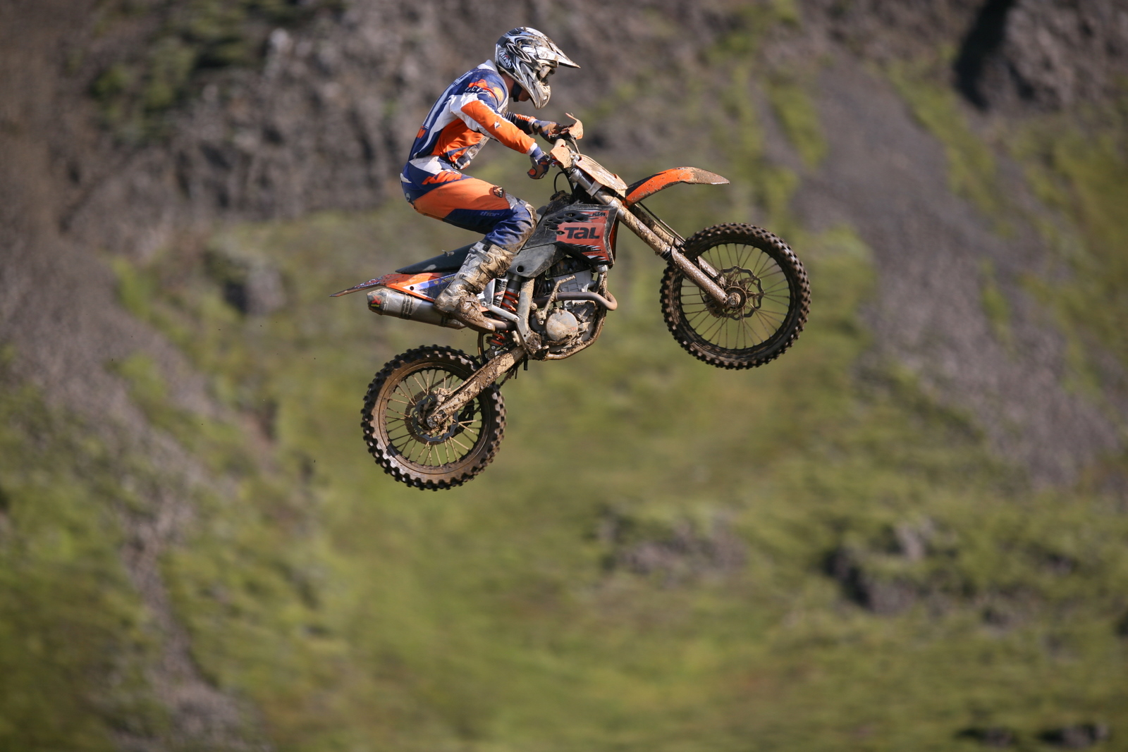 Pilota di motocross in salto durante una gara