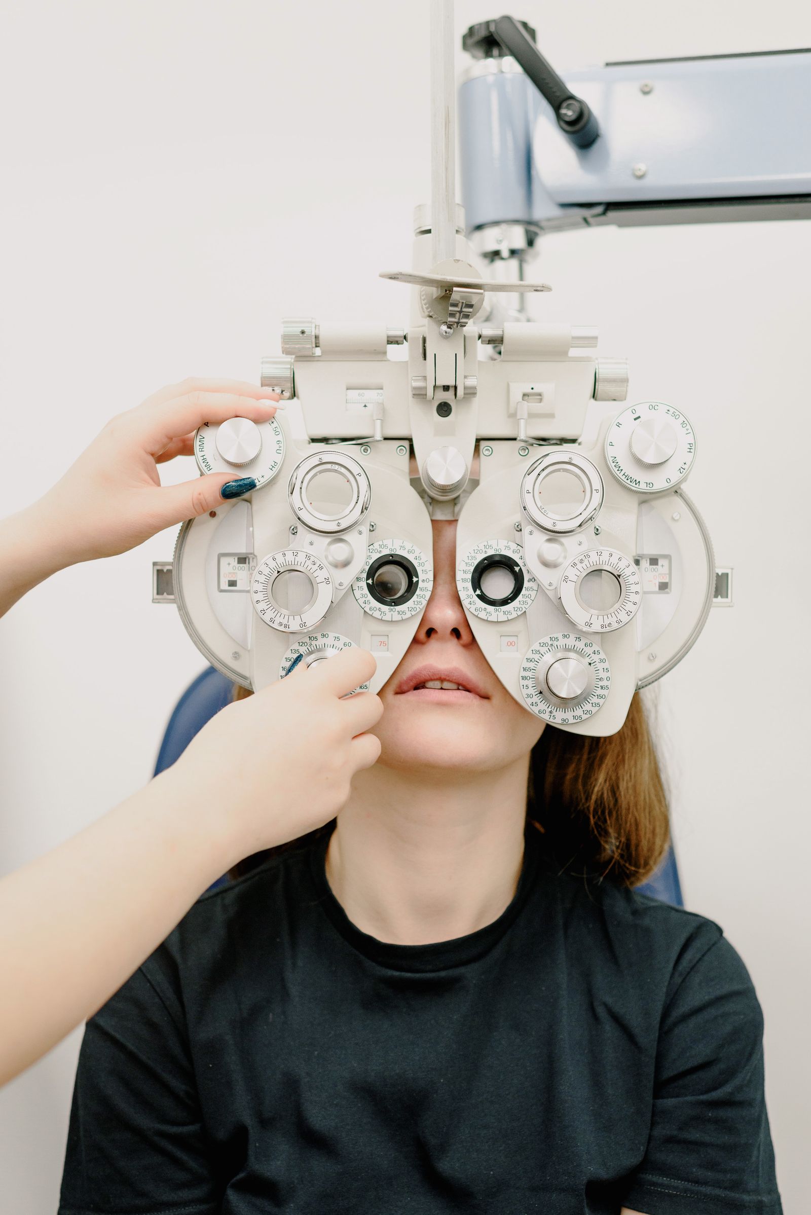 Lavoratore durante uno screening visivo professionale con strumentazione optometrica