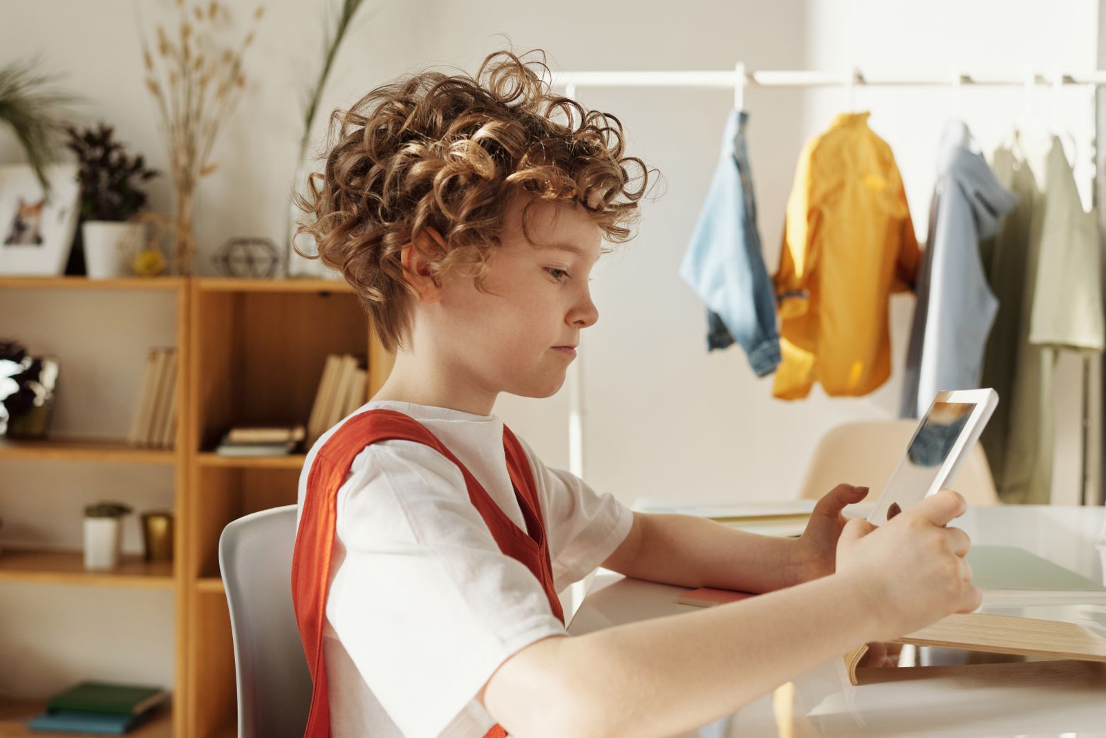 Bambino che usa un tablet, tablet vista bambini e affaticamento visivo