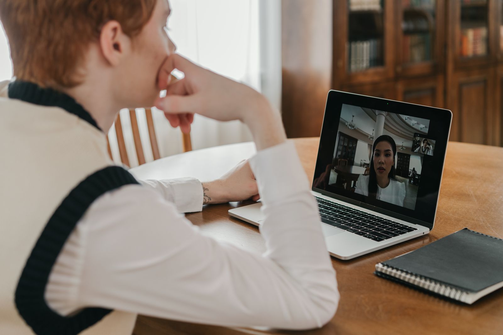 Persona segue una sessione supervisionata in videochiamata dal computer di casa