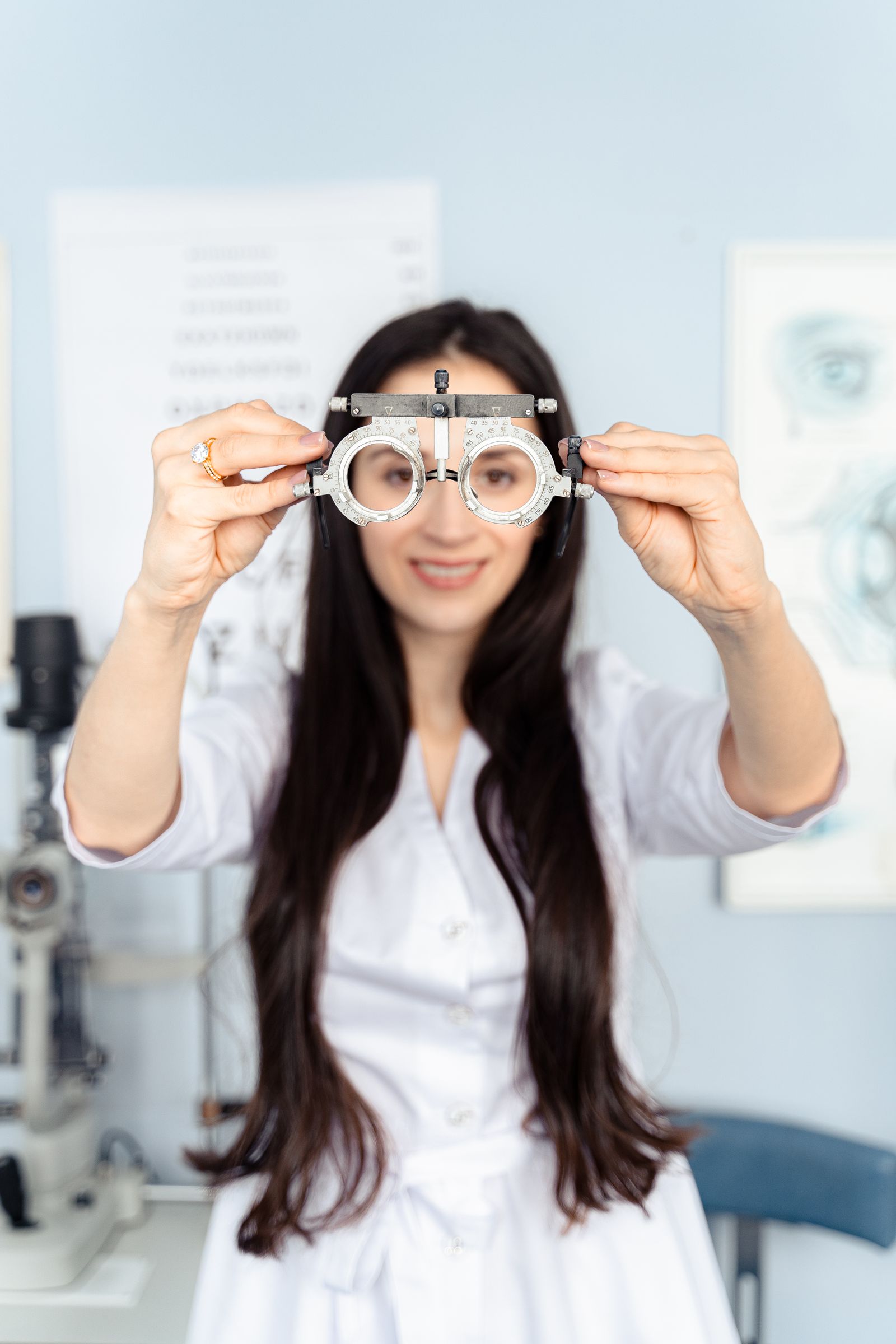Optometrista osserva attraverso una montatura di prova per valutare i due occhi