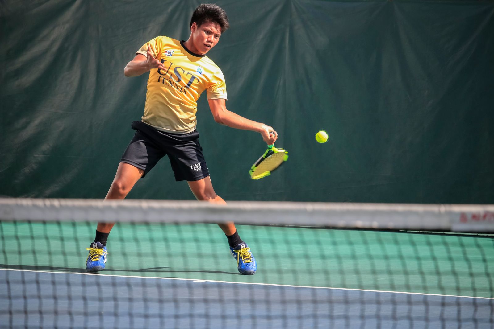Tennista che colpisce la palla durante uno scambio